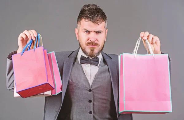 Hacer compras más alegres. Hombre barbudo elegante hombre de negocios llevar bolsas de compras sobre fondo gris. Disfruta de compras rentables ofertas negro viernes. Compras con descuento disfrutar de la compra. Boutique de élite —  Fotos de Stock