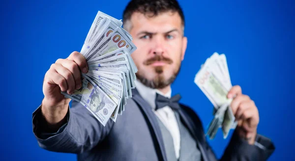 A profitable business. Bearded man holding cash money. Making money with his own business. Currency broker with bundle of money. Rich businessman with us dollars banknotes. Business startup loan — Stock fotografie