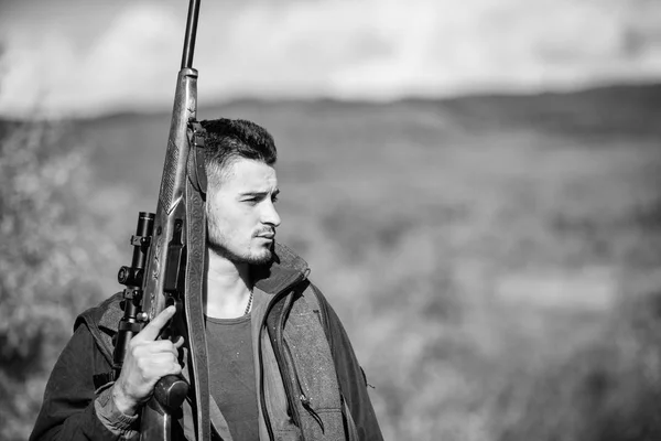 Caçador de homens carrega fundo natureza rifle. A experiência e a prática proporcionam a caça ao sucesso. Um tipo a caçar ambiente natural. Atividade hobby masculino. Temporada de caça. Pistola ou espingarda de caça — Fotografia de Stock