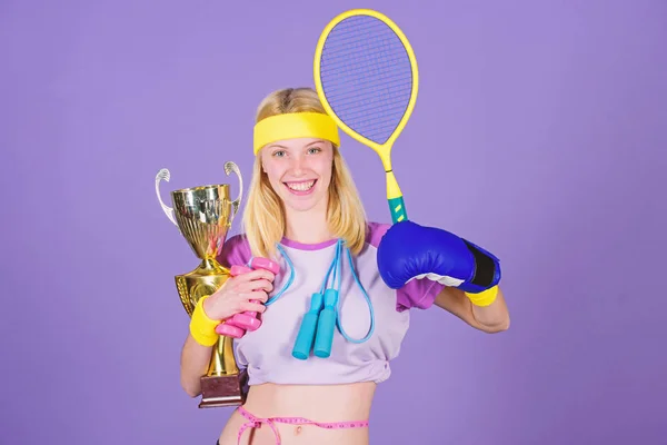 Campeón del deporte. Campeón de fitness. Concepto de campeón. Chica exitosa mujer moderna sostiene copa de oro de campeón. Mujer buena en tenis salto boxeo deporte fitness. Cómo encontrar tiempo para todo — Foto de Stock