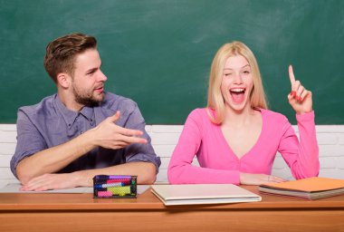 Kaç arkadaş üniversite okuyan öğrenciler. Üniversite hayatının tadını çıkarıyor. Adam ve kız sınıfta masada otur. Doğru cevap onların aklında. Kolej veya üniversite okuyor. Ücretsiz uygulama programı