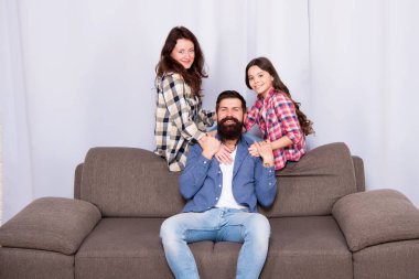 Aşk hala bizi birlikte tutar. Mutlu aile hafta sonu. Küçük kız babası seviyorum. Baba, anne ve çocuk evde hafta sonu. Aile günü. Sakallı erkek ve kadın kızı ile. hafta sonu bir araya