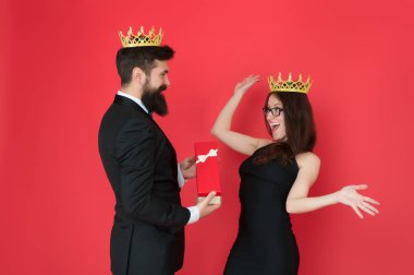 Çok mutlu. Resmi çift. adam smokin ve seksi bir kadın. yıldönümü kutlamaları. Sakallı adam ve taç mutlu kadın. Kraliyet çift aşık. Tarih. moda bakmak. yıldönümü partisi. yıldönümü hediyesi