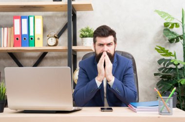 Muhasebe. Resmi kıyafetli bir iş adamı. Kendine güvenen adam dizüstü bilgisayar kullanır. Patronun işyeri. Ara vermek lazım. İş yerindeki sakallı adam. Dizüstü bilgisayarda muhasebe. Muhasebe işi. adam muhasebe finans.