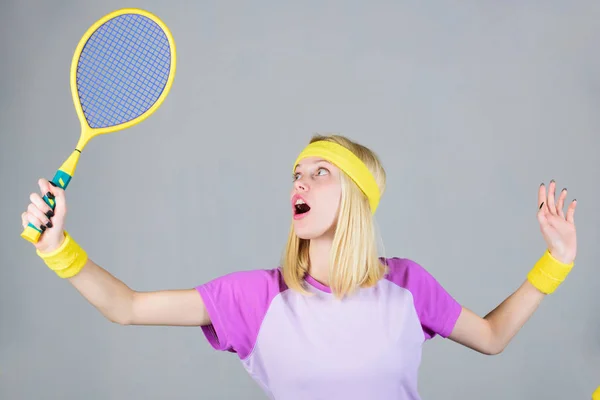Spor sağlığı korumak için. Tenis spor ve eğlence. Aktif eğlence ve hobi. Kız ince sarışın oyun Tenis uygun. Aktif yaşam tarzı. Kadın tenis raketi elinde tut. Tenis Kulübü kavramı — Stok fotoğraf