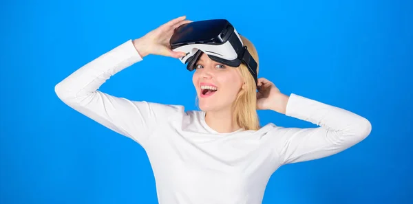 Nő Vr-eszközzel. Boldog fiatal nő visel a virtuális valóság szemüveg, néz mozi vagy játék video játékok. Nő izgatott, 3D-s szemüveg használata. Virtuális valóság nő. — Stock Fotó