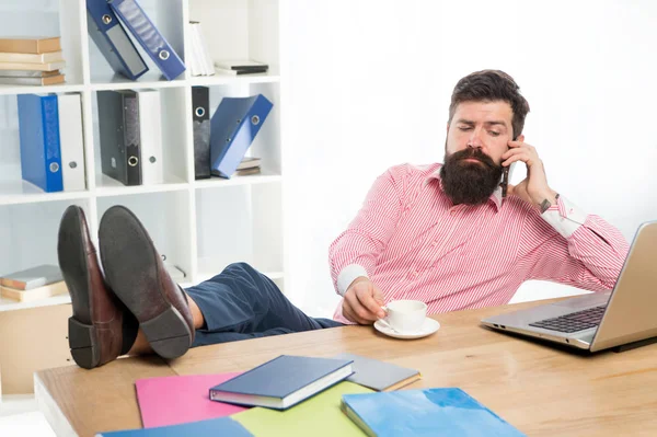 Trabalho de escritório benefícios.Ocupação moderna. Homem barbudo desenvolvedor web brutal chamar colega enquanto bebe café. Homem com laptop funciona como desenvolvedor web especialista smm ou programador. Desenvolvedor de TI — Fotografia de Stock