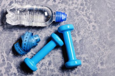 Spor ve sağlıklı eğitim fikri. Su ve mezura.