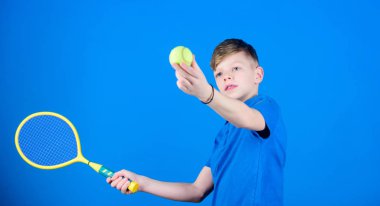 Tenis spor ve eğlence. Çocuk çocuk oyun Tenis. Tenis becerileri pratik. Raket adamla oyun keyfini çıkarın. Gelecek Şampiyonu. Spor kariyer hakkında hayal. Sporcu çocuk tenis raketi mavi zemin üzerine