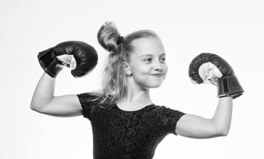 Spor ve sağlık kavramı. Boks spor kadın için. Güçlü ol. Kız çocuk mavi eldiven beyaz arka plan üzerinde poz ile. Spor yetiştirme. Eğitim liderlik ve kazanan. Güçlü çocuk boks