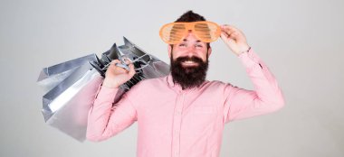 Karlı bir anlaşma. Alışveriş bağımlısı tüketici. Nasıl sonraki tatil için hazır olun. Adam çok alışveriş torbaları ile sakallı hippi. Üstünde siyah Cuma alışveriş. Mutlu grup kağıt torbalar ile alışveriş