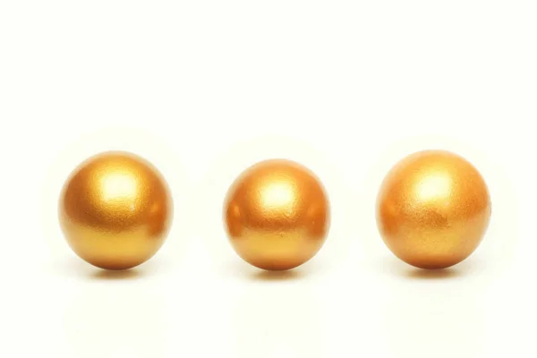 Conjunto de huevos tradicionales pintados en color dorado en línea o fila aislados sobre fondo blanco. Feliz Pascua concepto, lujo y éxitos —  Fotos de Stock