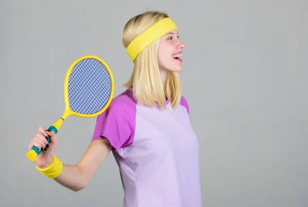 Tempo libero attivo e hobby. Tennis sport e intrattenimento. Ragazza adorabile bionda giocare a tennis. Inizia a giocare. Sport per il mantenimento della salute. L'atleta tiene in mano la racchetta da tennis. Concetto tennis club — Foto Stock