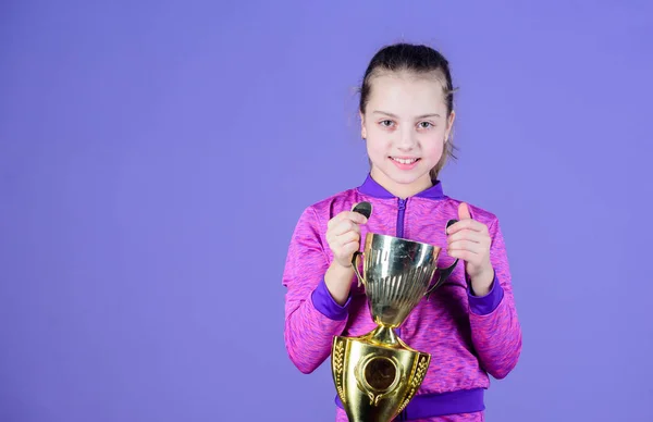 Ő a legjobb. Kis lány ezüst holding kupa. Kis gyermek alakú sport kupát. Aranyos sportoló csésze elnyerésére. Aranyos kupa-győztes, másol hely — Stock Fotó
