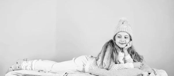 Kid flicka bära söt stickad fashionabla mössa och halsduk tillbehör. Vinter modeaccessoar. Vinter tillbehör koncept. Flicka långt hår dröm rosa bakgrund. Kid drömmande ansikte bär stickad tillbehör — Stockfoto