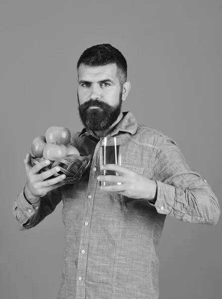 Mann mit Bart hält Schüssel mit Obst und Saft — Stockfoto