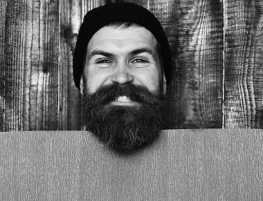 Kırmızı kağıt çarşaflı, vahşi, beyaz bir hippi.