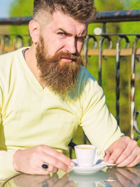 Espresso fincan, içecekler kahve sakallı adam. Kahve molası kavramı. Uzun sakallı adam sıkı ve ciddi görünüyor. Adam sakal ve bıyık katı yüz, defocused arka plan, terasta çit