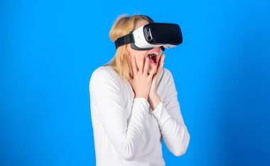 Genç kadın bir sanal gerçeklik kulaklık kullanarak kavramsal ağ lines.3d teknoloji, sanal gerçeklik, eğlence, siber ve insanlar kavramı ile. VR deneyimi.