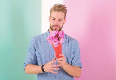 Adam için tarih hazır pembe çiçekler getir. Onun için en iyi çiçek. Kendine güvenen erkek arkadaşı buket tarih için bekleyen tutar. Maço buket romantik hediye olarak tutar. Adam onu bekleyen hoş romantik hediye getirmek