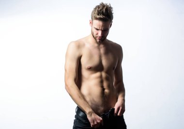 Cinsel performans. Baştan çıkarıcı maço seksi hissediyor. Çekici seksi vücut. Onun çekiciliğini kendinden emin. Adam yakışıklı seksi soyuyor. Hipster seksi kas gövde elbiselerini al. Çok sıcak duygu