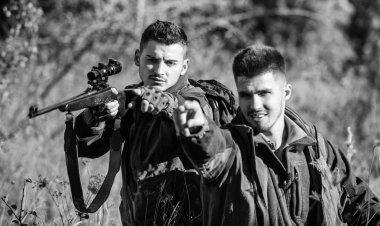Avcılar gamekeepers hayvan veya kuş arıyorsunuz. Arkadaşlar hobi eğlence ile avcılık. Avcı arkadaş alanında eğlence keyfini çıkarın. Gerçek erkekler kavramı için hobi. Avcılar doğa ortamında tüfeklerle