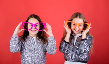 Göz alıcı küçük Clubber. Küçük çocuklar eğleniyor parti gözlük. Serin parti kızlar süslü gözlük takıyorum. Parti kızlar moda gözlük. Mutlu çocuklar parti zevk