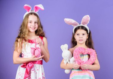 Theres söyleyen yok Paskalya tavşanı. Paskalya tavşanı saç bantları küçük çocuklarda. Paskalya tavşanı stil kalpler tutan şirin çocuk. Küçük çocuk bunny kulaklar giyiyor. Paskalya kutlayan çocuk