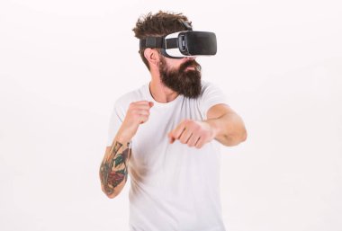 Vr sakallı adam Dövüş, beyaz arka plan gözlük. VR gadget kavramı. Sanal gerçeklik kafa monte görüntü kavga adamla. Hipster sanal gerçeklik ile modern Gadget'ı keşfetmek meşgul yüzünde