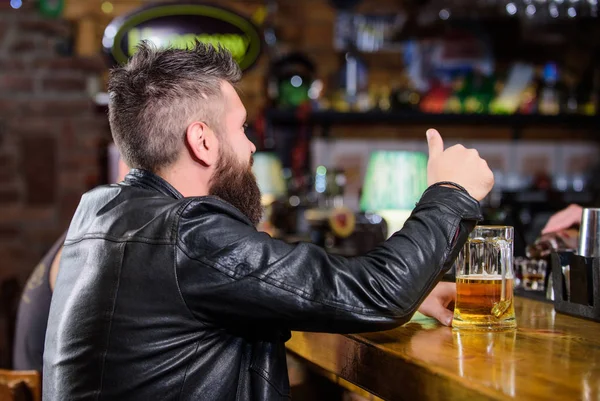 O bar é um lugar relaxante para tomar uma bebida e relaxar. Homem com barba passar o lazer no bar escuro. Hipster relaxando no bar com cerveja. Homem barbudo hipster brutal senta-se no balcão do bar a beber cerveja. Sexta à noite — Fotografia de Stock