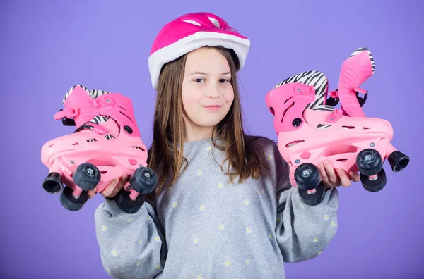 アクティブなレジャーとライフ スタイル。ローラー スケート代趣味。うれしそうな十代のスケートしに行き。スポーティな十代の少女。かわいい十代の少女は、紫色の背景にヘルメットとローラー スケートを着用します。冒険への転送します。 — ストック写真