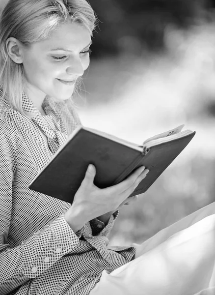 Frauenliteratur. Relax Freizeit und Hobby Konzept. Die besten Selbsthilfebücher für Frauen. Bücher, die jedes Mädchen lesen sollte. Mädchen konzentriert sitzen Park lesen Buch Natur Hintergrund. Lesen inspirierender Bücher — Stockfoto