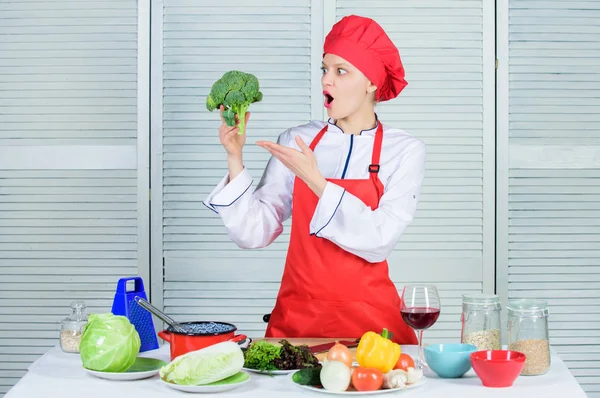 Professionele chef-kok vrouw houd rauwe broccoli plantaardige. Gratis gezonde vegetarische en veganistische recepten. Broccoli omzetten in favoriete ingrediënt. Hoe om te koken van broccoli. Raw food dieet. Voedingswaarde broccoli — Stockfoto