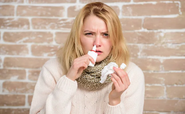 Ho i raffreddori. Donna carina che allatta raffreddore nasale o allergia. Donna malata che inietta gocce nel naso. Bella ragazza con il naso che cola con gocce nasali. Soffre di asma o rinite allergica — Foto Stock