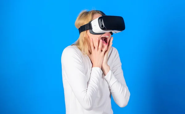 Jovem usando um fone de ouvido de realidade virtual com rede conceitual lines.3d tecnologia, realidade virtual, entretenimento, ciberespaço e conceito de pessoas. Experiência VR . — Fotografia de Stock