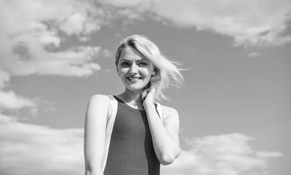 Satisfeito com a vida de solteiro. A chave para ser feliz. Menina loira senhora sorrindo desfrutar de liberdade e ar fresco vento azul céu fundo. Mulher vestido vermelho se sente despreocupado e livre. Definição de liberdade feminina — Fotografia de Stock