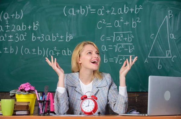 Na escola. Escola em casa. Mulher feliz. professor com relógio no quadro negro. De volta à escola. Dia dos professores. mulher na sala de aula. Estudo e educação. Escola moderna. Dia do conhecimento. Profissionais de negócios — Fotografia de Stock