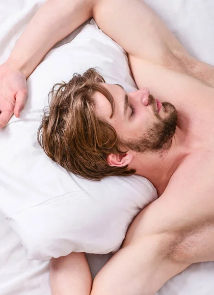 Hombre barbudo durmiendo cara relajante en la almohada. Cuánto sueño necesitas en realidad. Un hombre guapo yacía en la cama. Duerme una cantidad adecuada y constante de sueño todas las noches. Consejos de expertos para dormir mejor —  Fotos de Stock