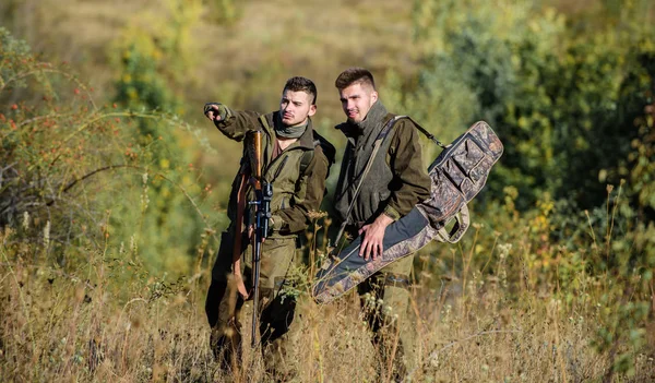 Cazadores con rifles en ambiente natural. Socio cazador furtivo en el crimen. Actividad para el concepto de los hombres reales. Cazadores guardabosques en busca de animales o aves. Caza ilegal. Cazadores amigos disfrutar del ocio —  Fotos de Stock