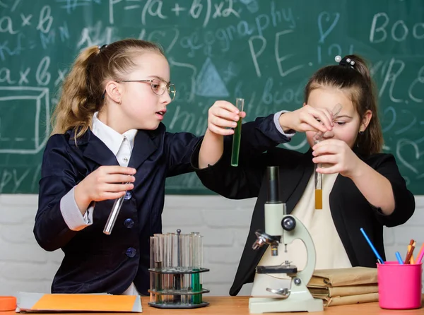 과학 실험실에서 실험입니다. 화학 연구입니다. 현미경을 사용 하 여 아이 들. 학교에서 어린 소녀입니다. 현미경입니다. 치료를 발견. 과학자는 현미경으로 작동 합니다. 생물학 교훈입니다. 다시 학교로 — 스톡 사진