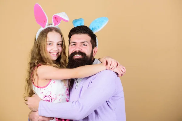 Los quiero a todos. Familia feliz. Familia celebrando la Pascua. Feliz padre e hijo abrazándose en Pascua. Familia de padre e hija con orejas de conejo de Pascua. Familia en estilo conejito de Pascua — Foto de Stock