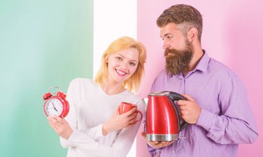Günaydın birlikte harcama. Elektrikli su ısıtıcısı çok hızlı bir şekilde su kaynar. En sevdiğiniz içkiyi dakikada hazırlayın. Modern cihazlarla hayatımızı kolaylaştırmak. Kaç sabah içki elektrikli su ısıtıcısı cihazını hazırlayın