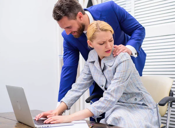 Acoso sexual entre colegas y coqueteo en el cargo. Acoso sexual en el trabajo y el lugar de trabajo. Acoso en el trabajo . — Foto de Stock