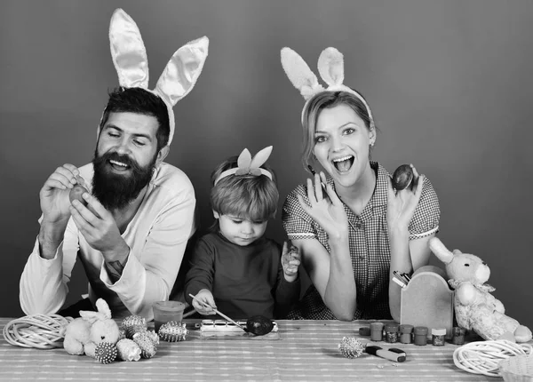 Familienmitglieder bereiten sich auf Ostern auf grünem Hintergrund vor — Stockfoto