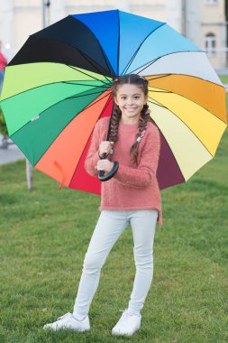 İzin gülümseme ol şemsiyeni. Neşeli ruh için renkli aksesuar. Kız çocuk uzun saç şemsiye ile yürüme. Olumlu ve iyimser kalın. Renkli Aksesuar olumlu yönde etkiler. Parlak şemsiye