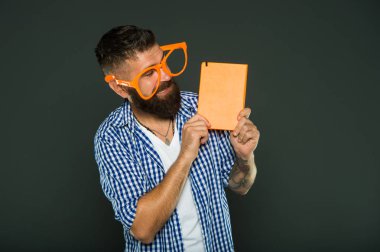 Ne ilginç bir kitap. Çalışma inek kitaba bakmalısın. Ders kitap parti bardaklarda sakallı adam. Kitap nerd süslü gözlük takıyorum. Üniversite erkek öğrenci ders notları ile