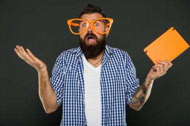 İfade merak ediyorum. Kitap nerd çaresiz bir jest yapma. Üniversite erkek öğrenci ders notları ile süslü gözlük takıyorum. Adam ders kitabı ile parti bardaklarda sakallı. Kitap nerd çalışma
