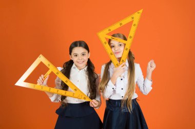 Karekök için dönecek. Küçük kızlar için geometri ders hazır. Küçük kızlar okula dönüş vardır. Ölçme aletleri ile okul çocukları. Şirin kız öğrenciler için ders üçgenler holding