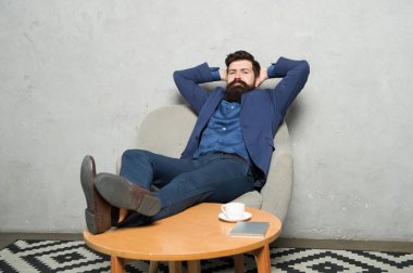 Yapılan işten memnun. İş yerinde bir erkek. Takım elbiseli bir iş adamı. İnsanoğlunun başarısı. Kendine güvenen bir adam. Sakallı adam. Başarıyı hisset. Sakallı, olgun bir hippi. İş başarısı. Modern iş adamı