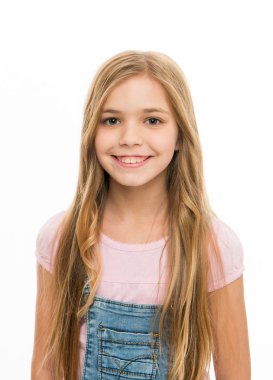 Büyük saç ile büyük bir açıklama yapmak. Sevimli kız yeni saç modeli ile gülümseyen mutlu. Sarı saçlı küçük modeliyle. Saç uzun kilitleri ile küçük bir çocuk. Gevşek saç modeli ile mutlu küçük kız